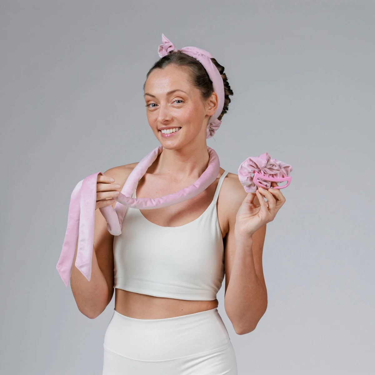 Woman holding a pink velvet heatless hair curler set by Nordenbeauty